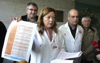 Los convocantes de la protesta en A Coruña entregaron una carta para Feijóo. (Foto: CABALAR)