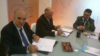 Alberto García y Francisco Javier Soto (en el centro) firman el convenio entre Renfe y Caldaria.