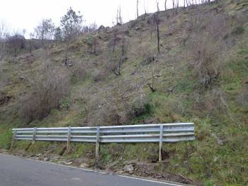 Quitamiedos colocado en la carretera de Vilariño. (Foto: J.C.)