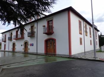 Fachadas de la Casa Río Cigüeño, que el Concello cederá a Cruz Roja Valdeorras. (Foto: J.C.)