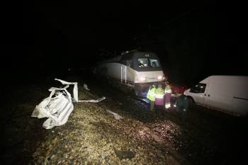 El tren, parado en la vía entre Salvaterra y Guillarei tras el accidente. (Foto: FOTOS: ALBERTE)