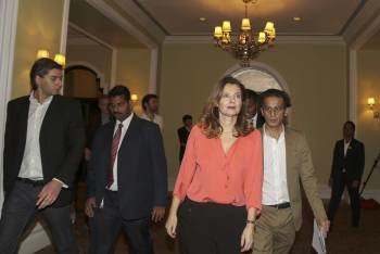 La ex primera dama gala, Valérie Trierweiler, a su llegada a una rueda de prensa en Bombay. (Foto: DIVYAKANT SOLANKI)