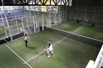 Una jugadoras se dispone a golpear una bola en un partido de parejas femeninas. (Foto: MARCOS ATRIO)