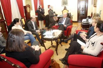 El alcalde, Agustín Fernández, presidió la reunión de grupo con sus cinco ediles afines y la secretaria de la agrupación local, Rodríguez Dacosta. (Foto: MIGUEL ÁNGEL)