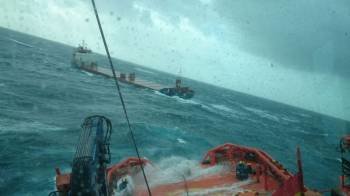 El ?Sar Gavia', remolcando al carguero holandés ?Àbis Calais' rumbo al puerto de Ferrol. (Foto: SALVAMENTO MARÍTIMO)