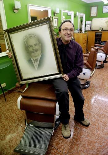 José Manuel Touriño, en su peluquería. (Foto: LAVANDEIRA JR)