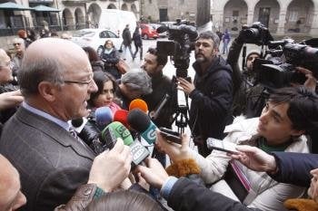 El alcalde de Ourense atiendó esta mañana a los medios en la Praza Maior.  (Foto: Marcos Atrio)
