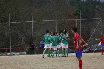 El Arenteiro celebrando uno de los goles ante el Vilariño. (Foto: X. FARIÑAS)