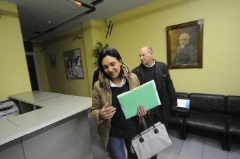 Rodríguez se dispone a entregar su declaración por escrito. Permaneció en la sede un cuarto de hora. (Foto: MARTIÑO PINAL)