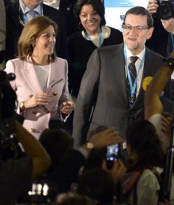 Rajoy se prueba una Google Glass acompañado por Cospedal. (Foto: NACHO GALLEGO)