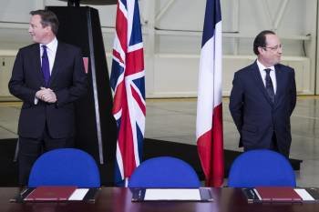 Cameron y Hollande, al inicio del encuentro que mantuvieron en la base de Brize Norton. (Foto: ETIENNE LAURENT)