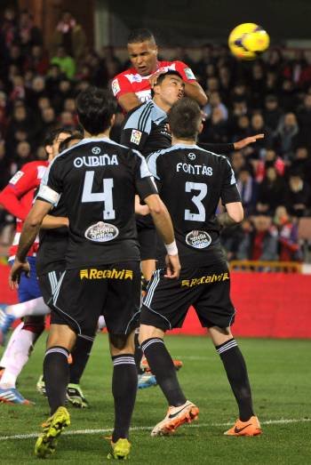 El Arabi se eleva para marcar el gol del Granada.  (Foto: M.A. MOLINA)