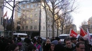 Manifestantes en París ante Embajada de España en la capital francesa