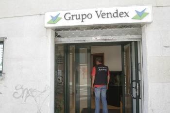 Un funcionario de Aduanas, durante el registro en la sede de Vendex en Ourense. (Foto: M. ÁNGEL)