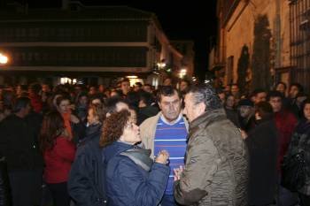 Maldonado, a la derecha, conversa con vecinos de Almagro durante la concentración. (Foto: MARIANO CIEZA)