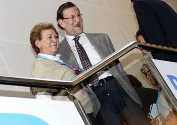 Rajoy, junto a una simpatizante, a su llegada a la convención. (Foto: NACHO GALLEGO)