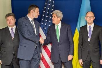 Vitali Klitschko, líder de la oposición ucraniana, saluda a John Kerry en Múnich. (Foto: MUELLER)