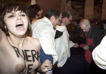 Activistas de Femen han abordado al cardenal Rouco Varela