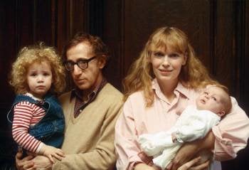 Woody Allen, con su hija Dylan cuando ésta era sólo una niña, y Mia Farrow. (Foto: ARCHIVO)