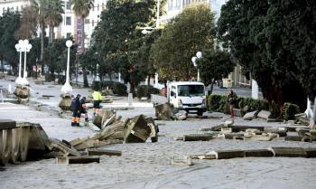 Destrozos en el paseo marítimo de A Coruña tras el paso del temporal.  (Foto: CABALAR)