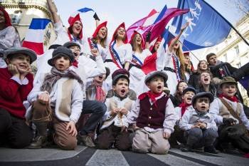 Jóvenes y niños disfrazados durante la protesta en París contra el matrimonio homosexual. (Foto: STR)