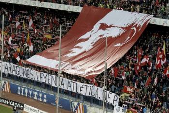 El Calderón, ayer homenajeando a Luis Aragonés durante el partido contra la Real Sociedad. (Foto: JUANJO MARTÍN)