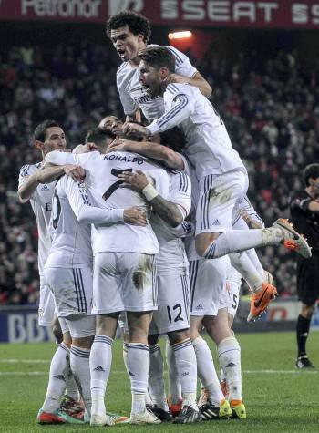 Los jugadores del Real Madrid celebran el gol de Jesé. (Foto: MIGUEL TOÑA)