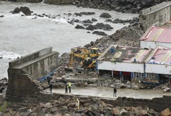 Los operarios ya comenzaron a reparar el dique del puerto de Bermeo, arrasado por el temporal. (Foto: ALFREDO ALDAI)