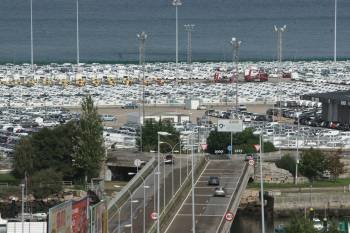 Vehículos listos para embarcar en la zona Franca de Vigo, en Bouzas. (Foto: VICENTE)