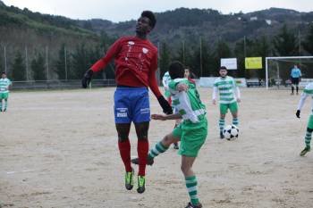 El delantero del Barco Ekedi salta por un balón en Melias ante Joshua (Foto: JOSÉ PAZ)