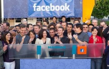 El fundador de Facebook, Mark Zuckerberg (centro) posa con sus empleados en California.