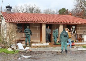 La Guardia Civil registra una vivienda en busca del material robado. (Foto: GC)