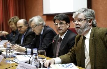 Lendoiro, Arrojo, Cadenas, Martín y Macho, durante la presentación de la guía de peritos. (Foto: LAVANDEIRA JR)