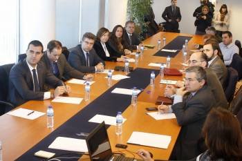 Los alcaldes reunidos ayer en la delegación territorial de la Xunta en Vigo. Todos a favor para implantar el plan.
