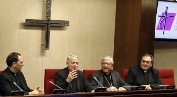El portavoz de la Santa Sede, Federico Lombardi, junto a los portavoces de los obispos españoles. (Foto: ALVARADO)