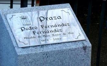 Placa en recuerdo de Pedro Fernández.