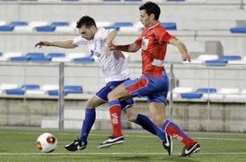 Yosu, capitán del Ourense, persigue a un jugador del conjunto sevillano del C.D. Alcalá. (Foto: JUAN RODELAS E.D.)