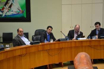 Moisés Blanco (segundo por la izquierda.), durante su intervención en la Comisión. (Foto: J.C.)