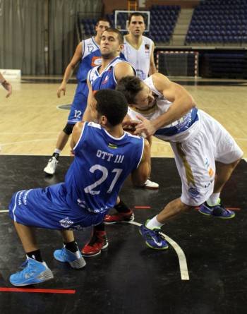 Alfredo Ott y Rafa Huertas luchan por un balón en el partido de la primera vuelta en Logroño.