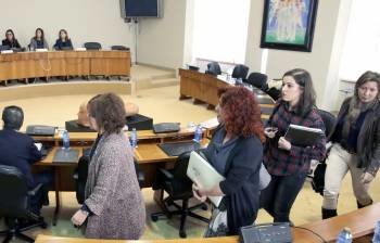 Parlamentarias de los tres grupos de la oposición abandonan la comisión en la Cámara gallega. (Foto: LAVANDEIRA JR)