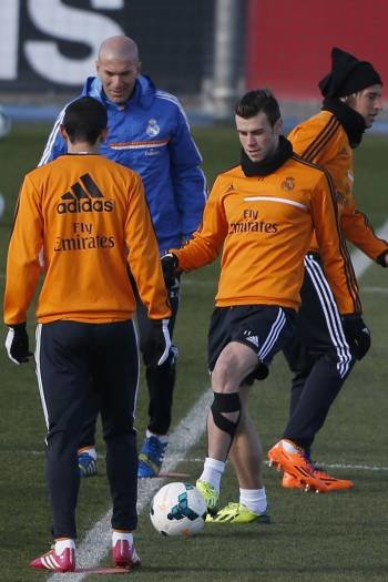 Bale y Di María, ayer junto a Zidane durante el entrenamiento. (Foto: JAVIER LIZÓN)