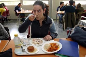 Una estudiante universitaria, durante un turno de comida en el comedor de una universidad.