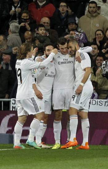 Modric, Carvajal, Bale y Benzema celebran el 2-0. (Foto: J.J. GUILLÉN)