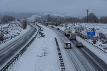 La nieve dificultó la circulación por la autovía A-52, especialmente en el tramo comprendido entre Sanabria, en Zamora, y Vilavella, en Ourense. (Foto: ALBERTE)