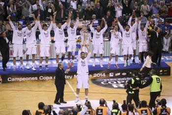 Felipe Reyes levanta el trofeo de campeón de Copa del Rey de manos del presidente de la ACB, Portela. (Foto: CARLOS DÍAZ)