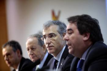 Villar Mir, segundo por la izquierda, junto con el conselleiro Conde y Carlos Negreira. (Foto: CABALAR)