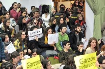 Un grupo de jóvenes interrumpió a Garzón en una charla en la USC.  (Foto: EFE)