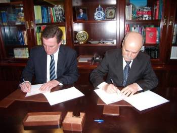 Javier Garrido y Elías Mera en el momento de la firma.