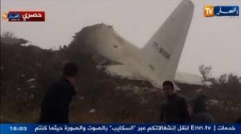 Imagen de la televisión argelina con el avión accidentado.