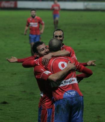 Rubén Arce abraza a Óscar Martínez después de uno de los goles la pasada eliminatoria copera.